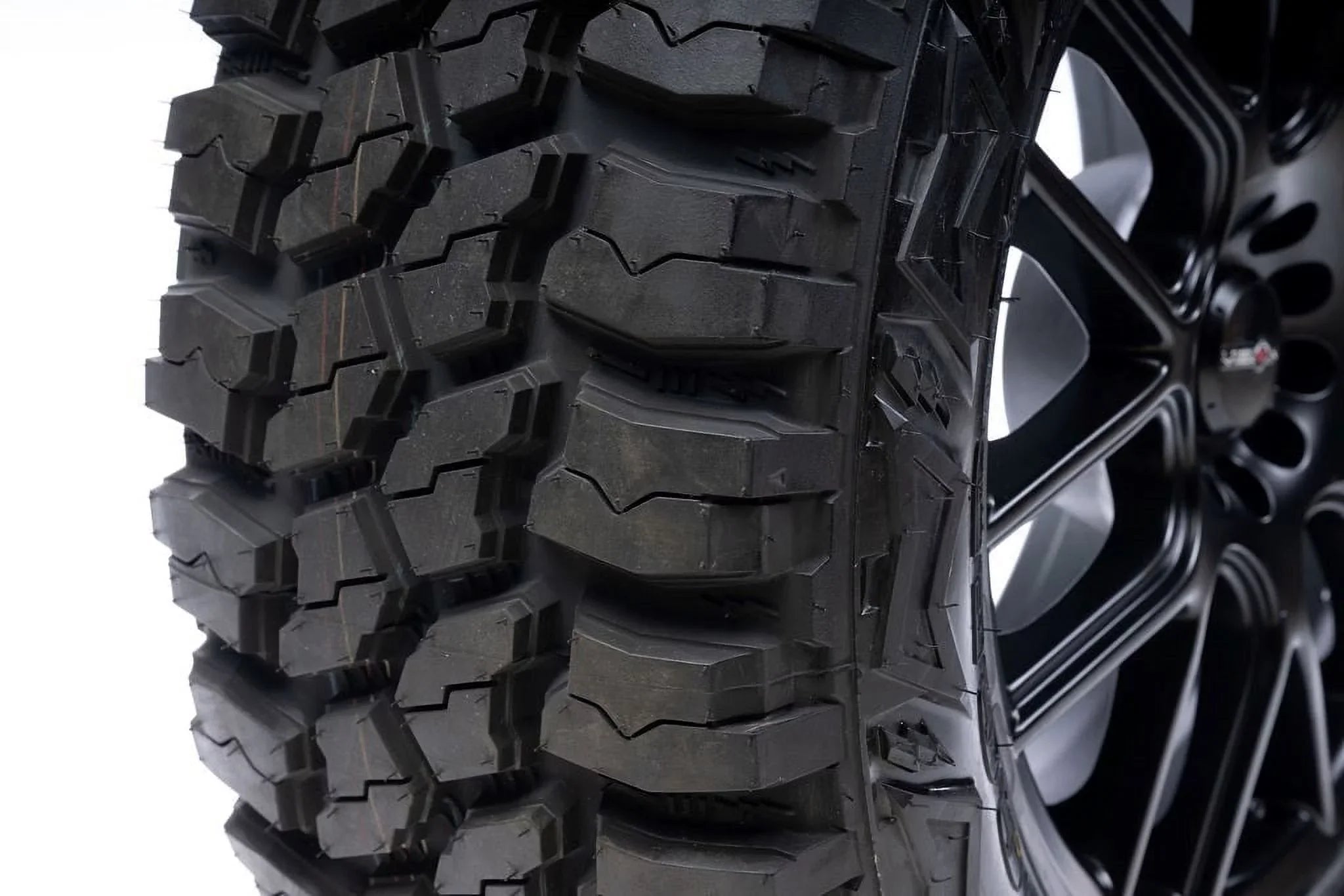 LT295/70R17 121/118Q AMERICUSize RUGGED M/T E/10 BW